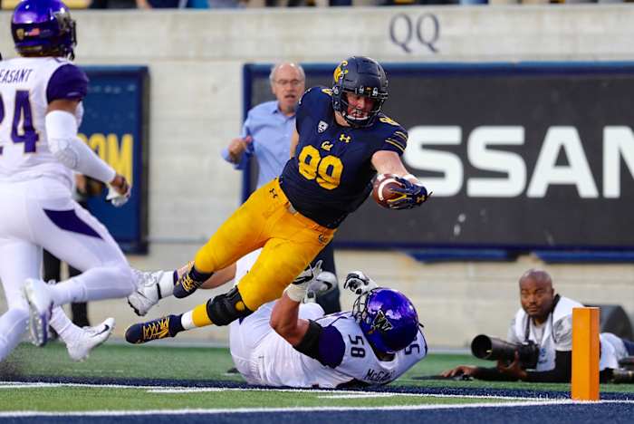 Evan Weaver stretches for the end zone vs. Washington in 2018